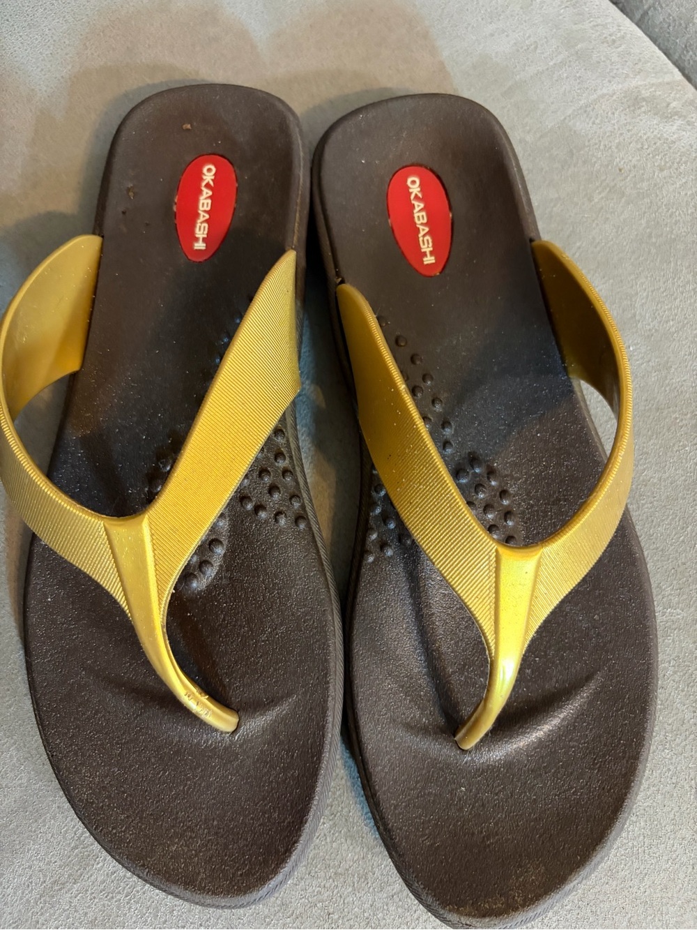 Okabashi Women's Gold and Black Thong Sandals